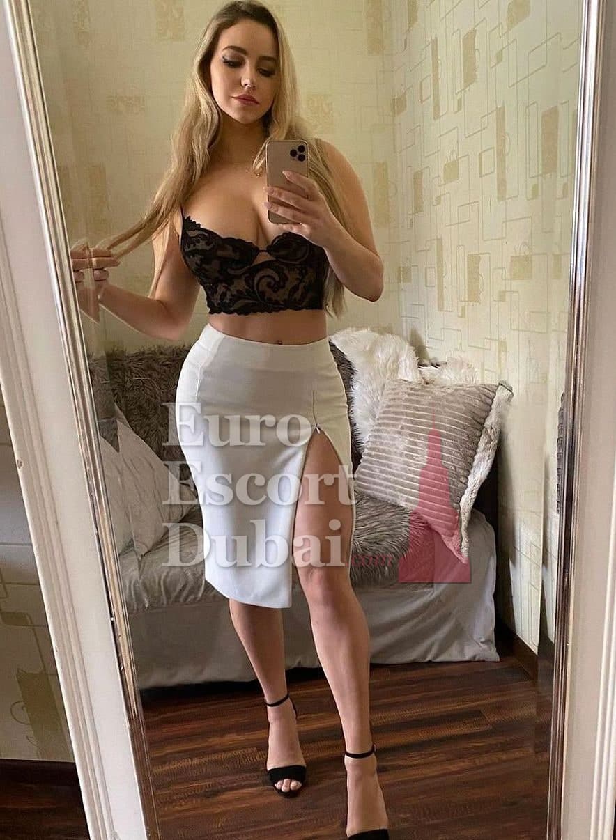 Vittoria, 26, escort in Dubai — blonde hair, American (photo 10 of 10)