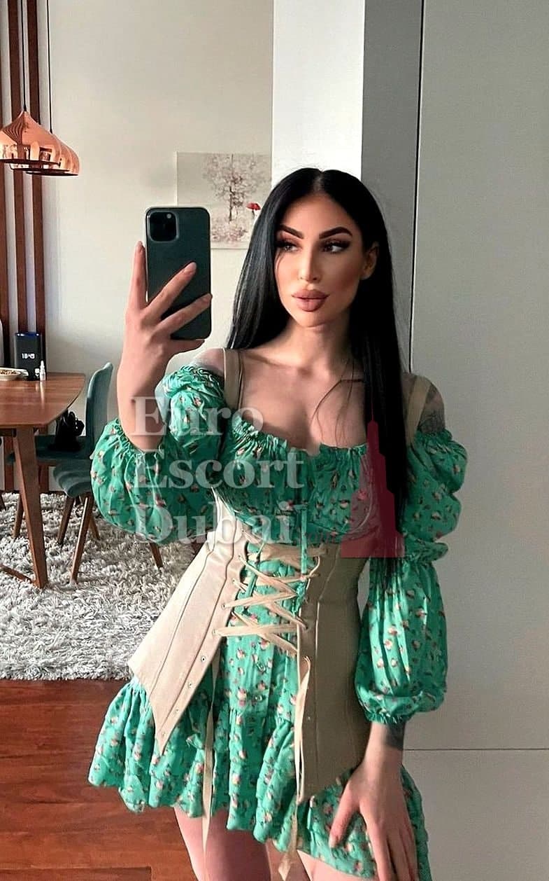 Hollie, 25, escort in Dubai — black hair, 170 cm (photo 7 of 7)