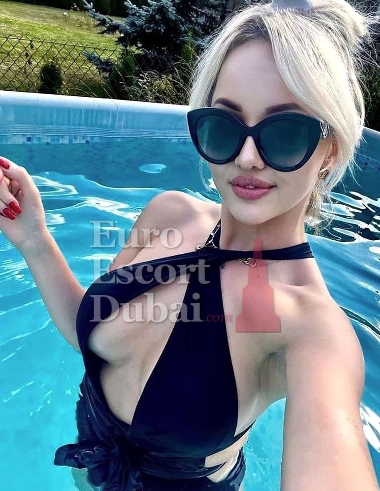 Zeynep, 23, escort in Sharjah — 169 cm, blonde hair (photo 3 of 6)