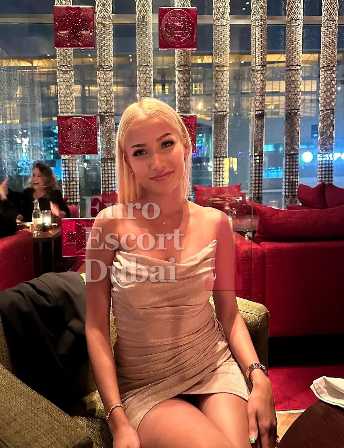 Corinne, 25, escort in Abu Dhabi — black hair, 170 cm (photo 9 of 10)