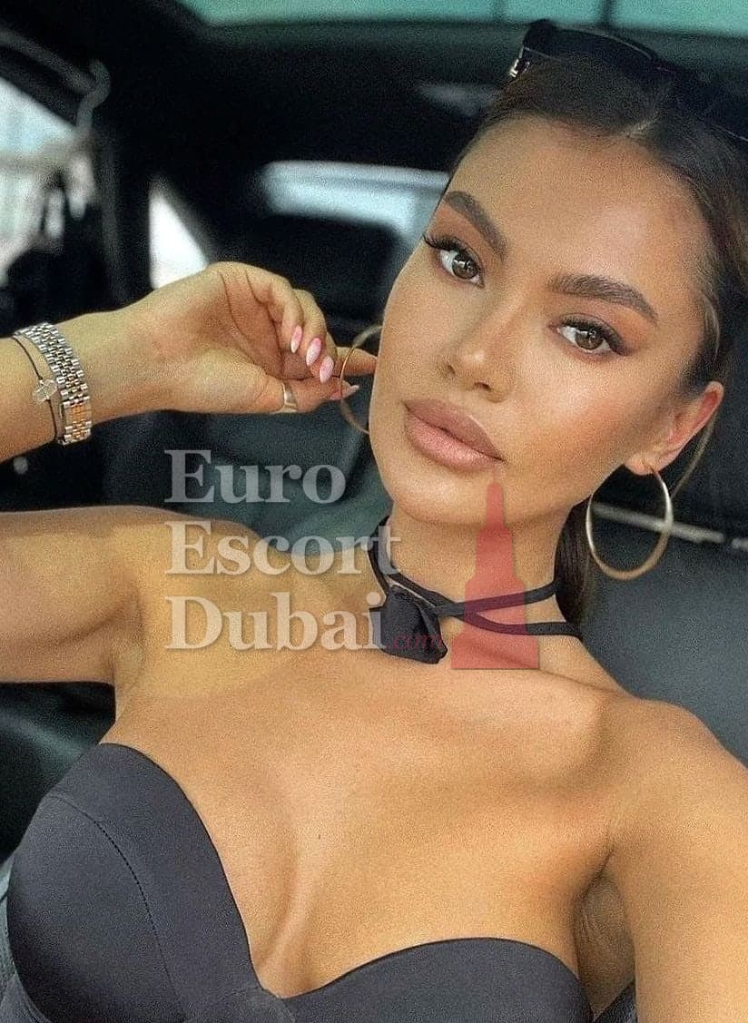Piper, 22, escort in Ajman — brown hair, French (photo 1 of 6)