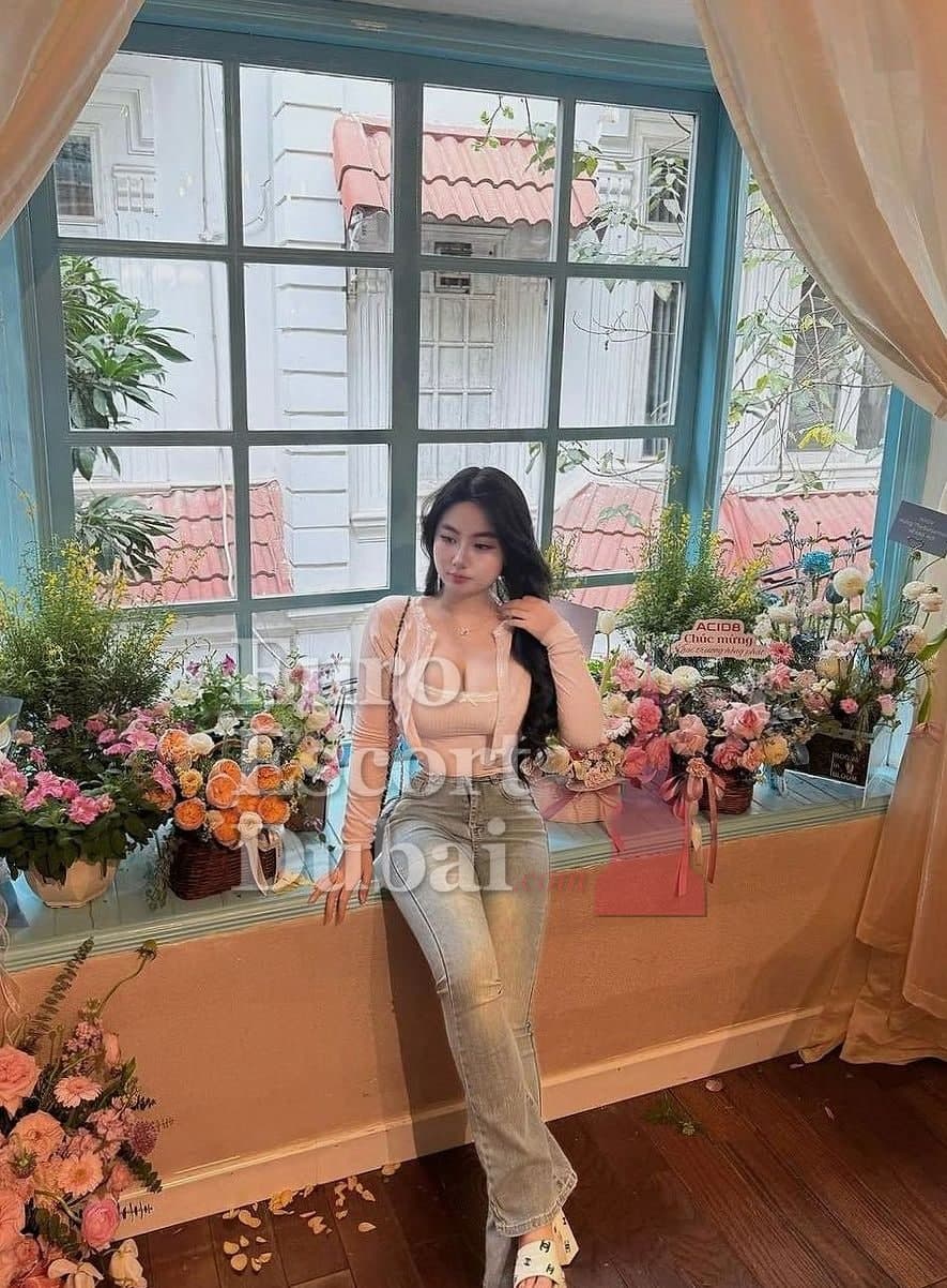 Liza, 23, escort in Dubai — 167 cm, black hair (photo 4 of 6)