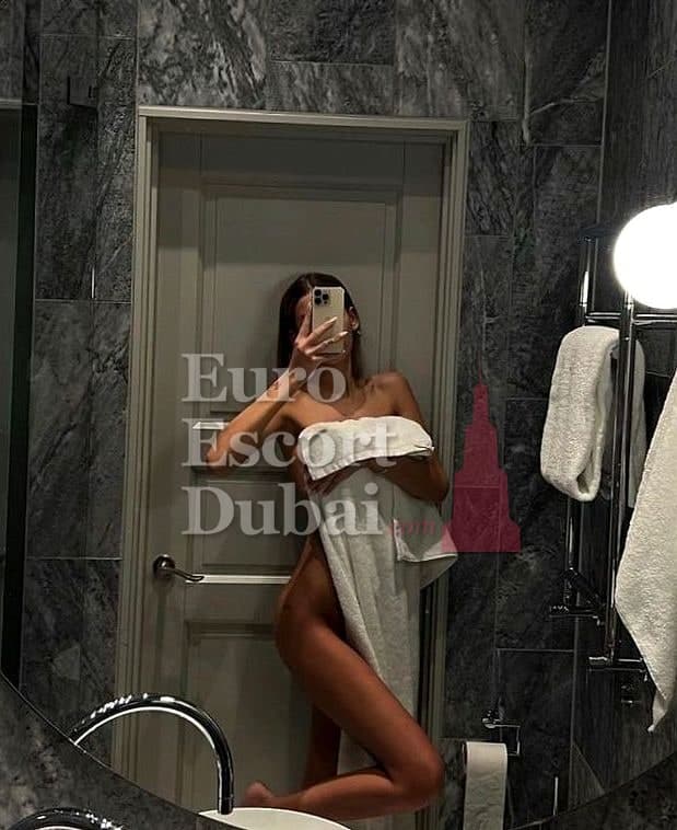 Christina, 29, escort in Dubai — brown hair, 160 cm (photo 3 of 4)