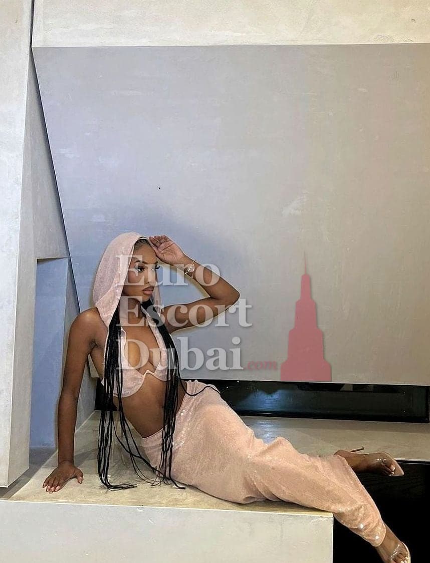 Yasmin, 26, escort in Dubai — black hair, Emirati (photo 1 of 5)