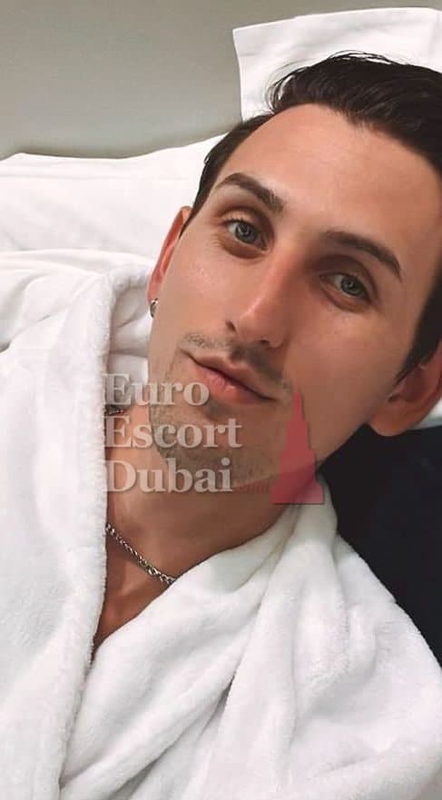 Chris, 31, escort in Fujairah — black hair, 188 cm (photo 3 of 8)