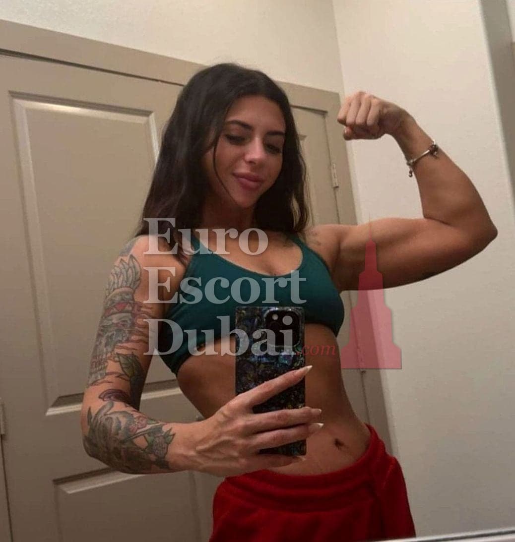 Debora, 25, escort in Dubai — brown hair, 170 cm (photo 1 of 6)