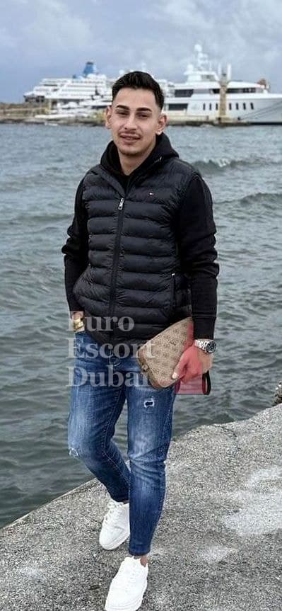 Levi, 22, escort in Dubai — black hair, 165 cm (photo 3 of 4)