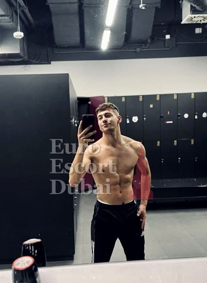 Brandon, 26, escort in Dubai — 178 cm, brown hair (photo 10 of 13)