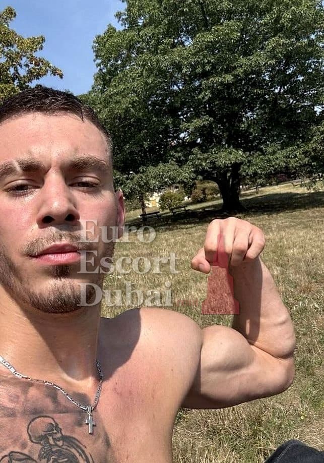 Luke, 20, escort in Abu Dhabi — 195 cm, black hair (photo 4 of 7)