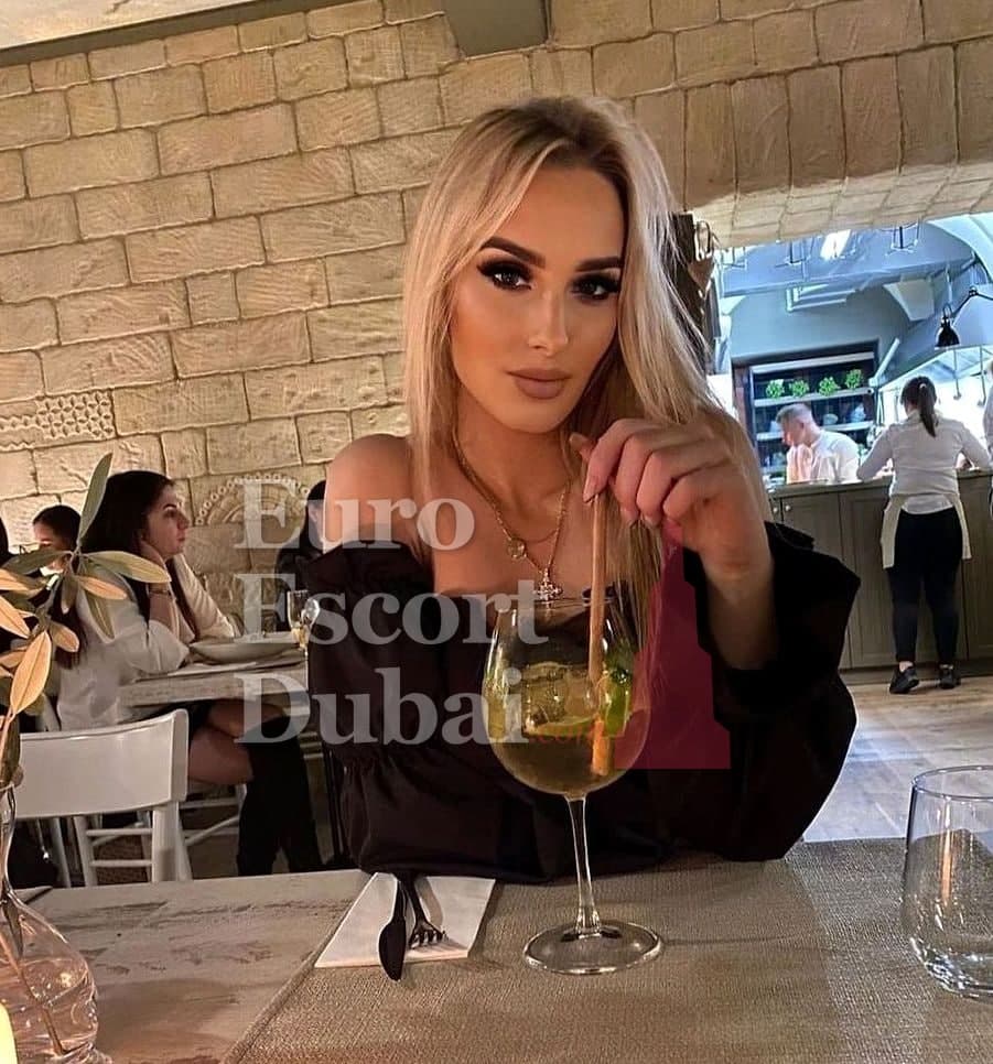 Trinity, 31, escort in Dubai — blonde hair, 171 cm (photo 5 of 5)