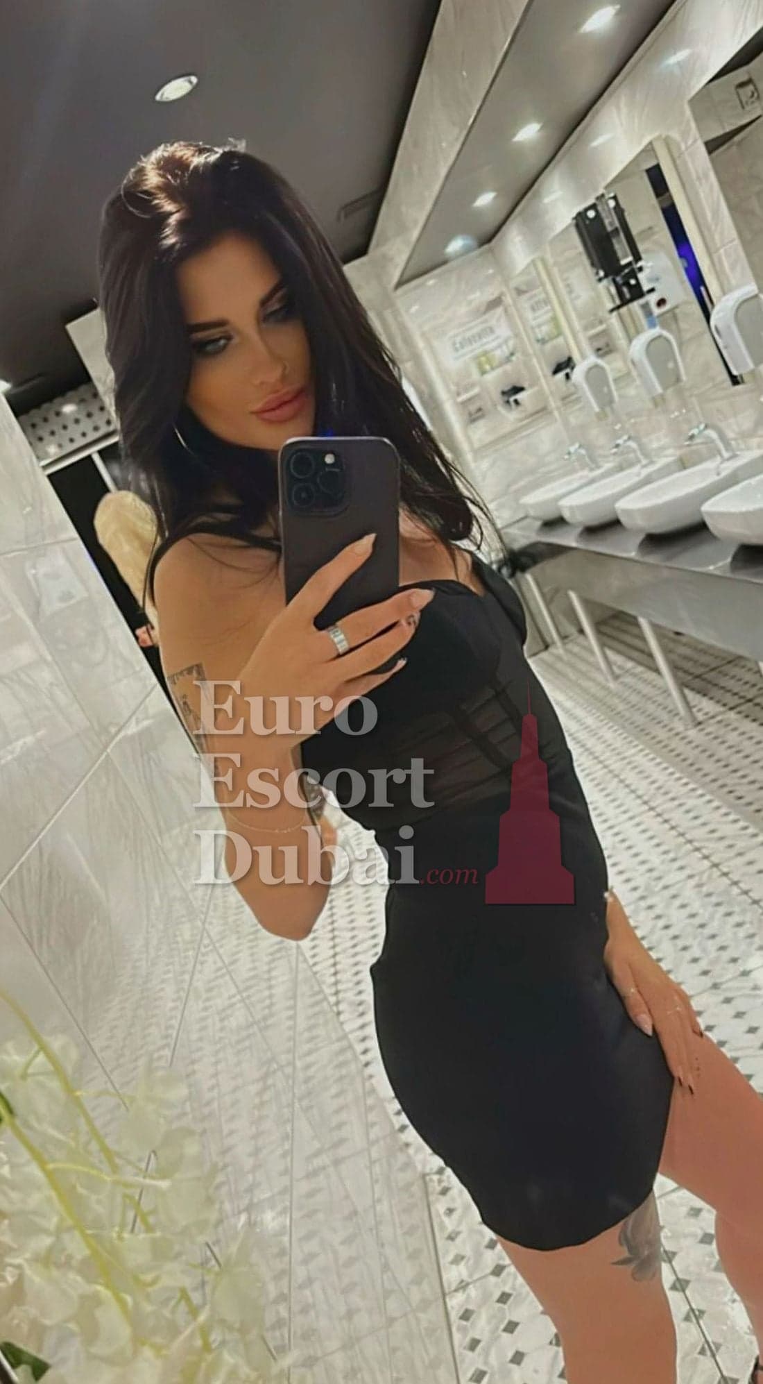 Elisa, 26, escort in Abu Dhabi — 170 cm, brown hair (photo 8 of 9)