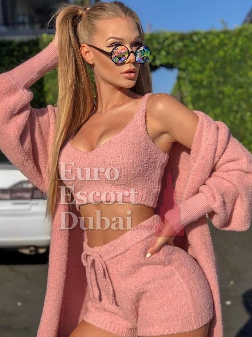 Claudia, 22, escort in Dubai — French, 170 cm (photo 5 of 6)