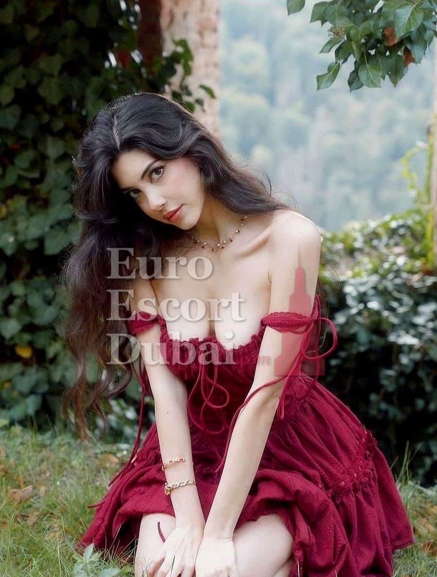 Amelia, 22, escort in Ras Al Khaimah — brown hair, French (photo 4 of 6)