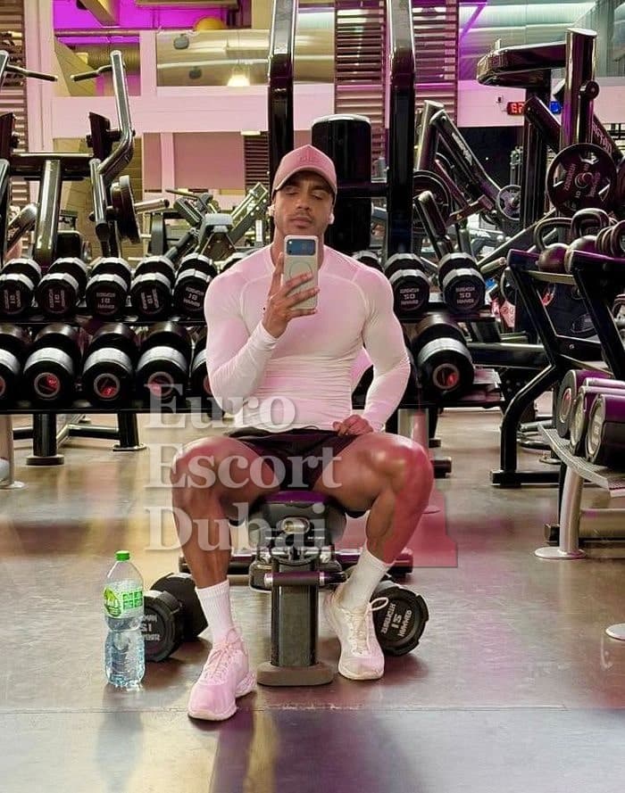 Liam, 26, escort in Ajman — 180 cm, black hair (photo 12 of 13)