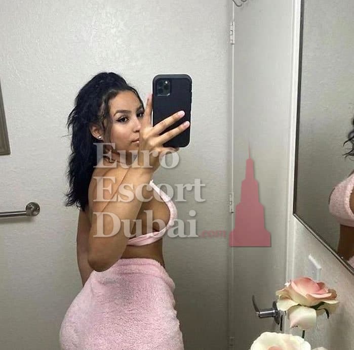 Mia, 27, escort in Abu Dhabi — 154 cm, black hair (photo 6 of 10)
