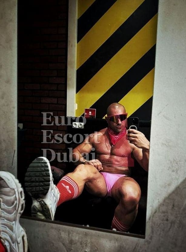 Zane, 38, escort in Dubai — 178 cm, black hair (photo 2 of 11)