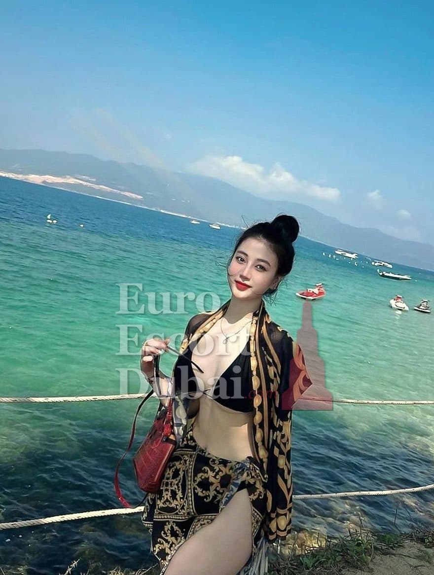 Saki, 22, escort in Dubai — 166 cm, black hair (photo 4 of 4)