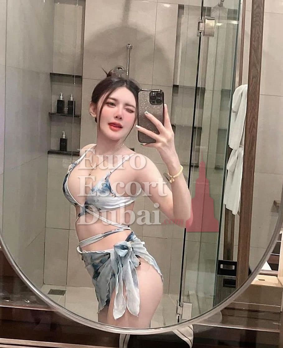 Tricia, 25, escort in Umm Al Quwain — black hair, Indonesian (photo 4 of 4)