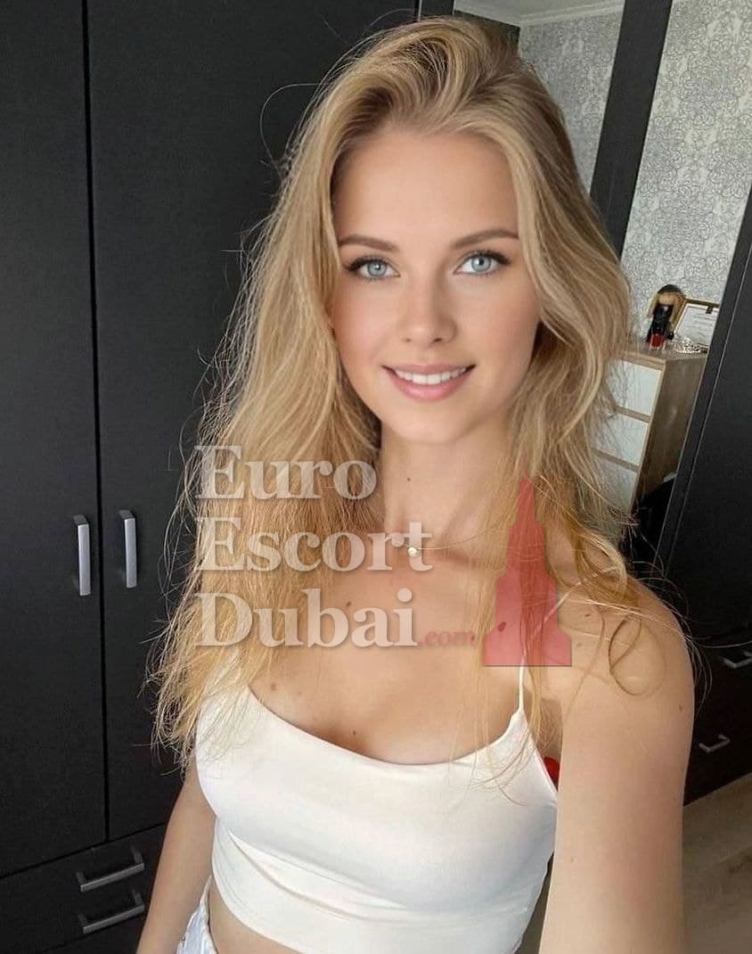 Lindsay, 32, escort in Abu Dhabi — blonde hair, 169 cm (photo 1 of 7)