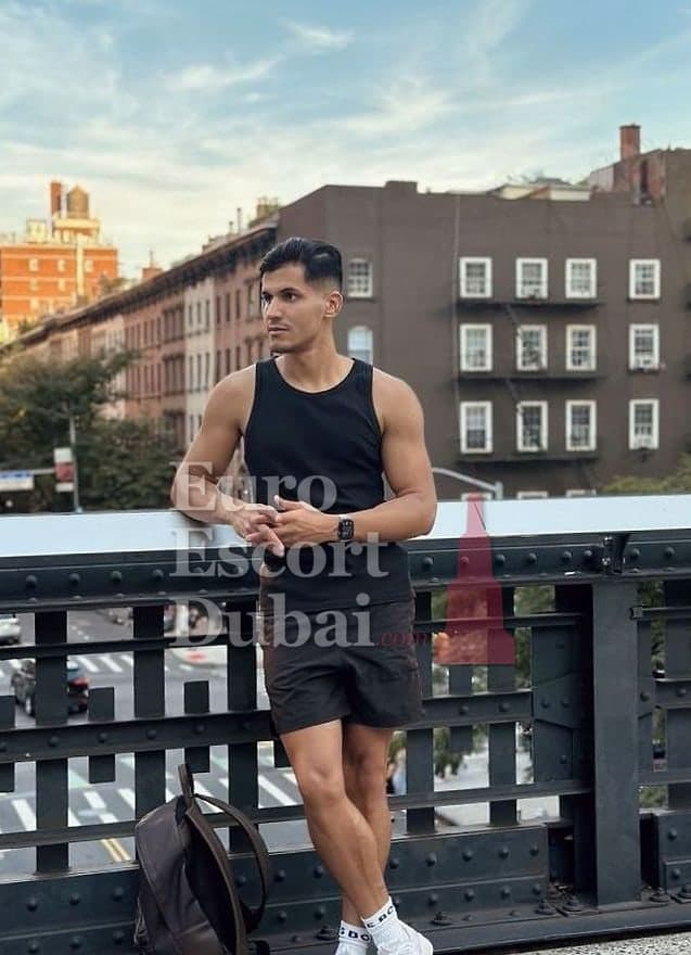 Tomas, 28, escort in Abu Dhabi — brown hair, 178 cm (photo 3 of 10)