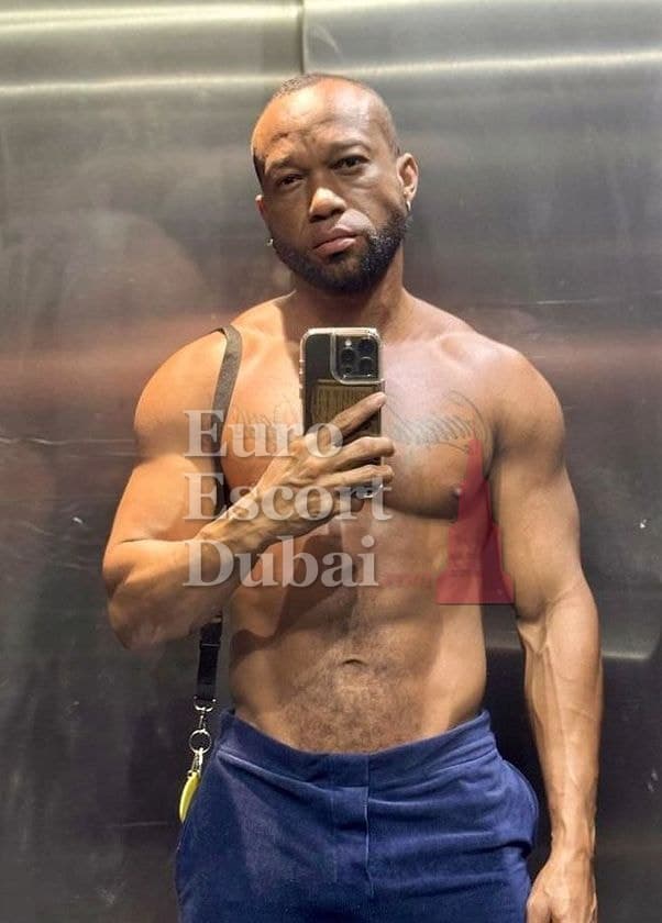 Stefan, 39, escort in Dubai — 170 cm, black hair (photo 4 of 10)
