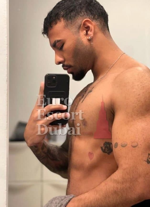 Rhys, 28, escort in Dubai — black hair, 183 cm (photo 7 of 9)