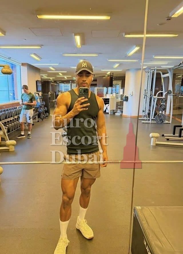 Liam, 26, escort in Ajman — black hair, 180 cm (photo 3 of 13)