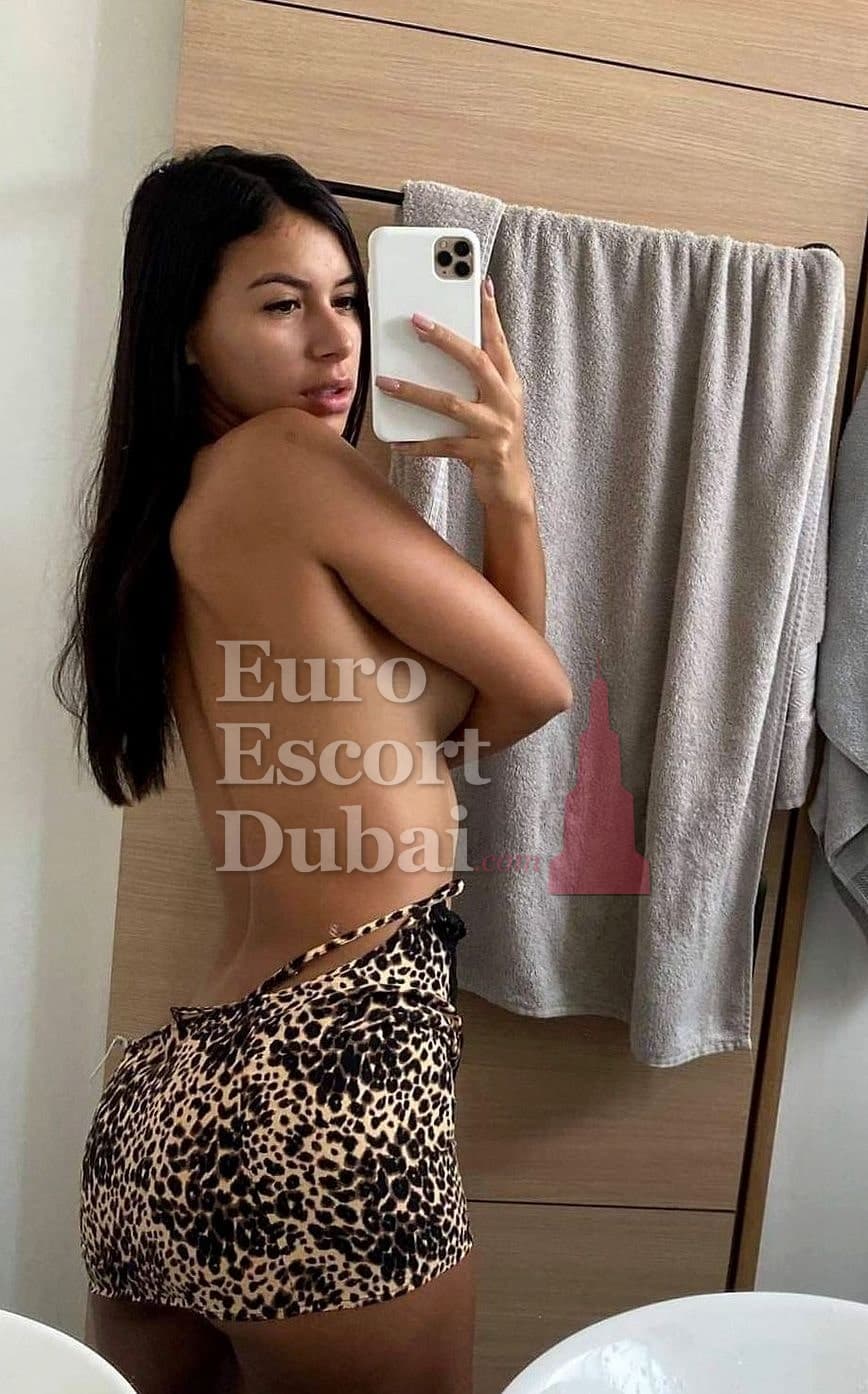 Isaure Sky, 33, escort in Dubai — blonde hair, 175 cm (photo 5 of 5)