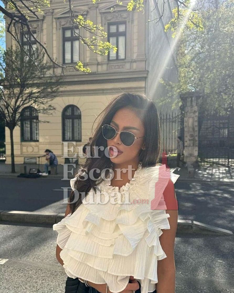Parvaneh, 27, escort in Dubai — brown hair, 172 cm (photo 3 of 4)