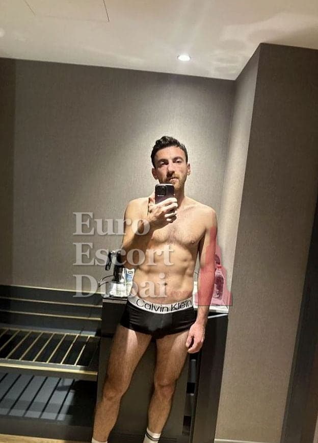 Kyle, 28, escort in Dubai — brown hair, 183 cm (photo 3 of 6)