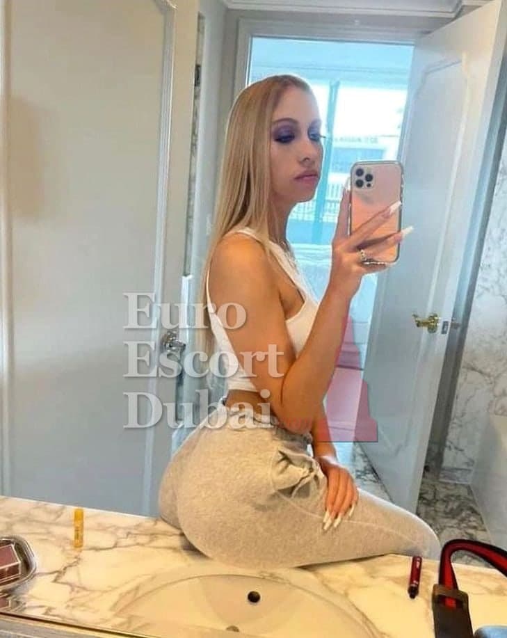 Malin, 28, escort in Dubai — American, 165 cm (photo 2 of 4)