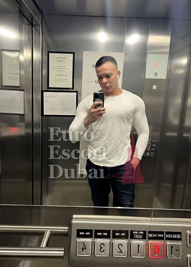 Bogdan, 27, escort in Dubai — 180 cm, black hair (photo 4 of 5)