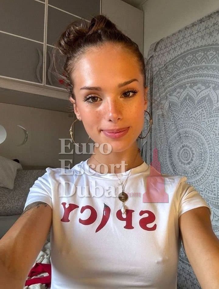 Alexis, 21, escort in Dubai — brown hair, French (photo 4 of 6)