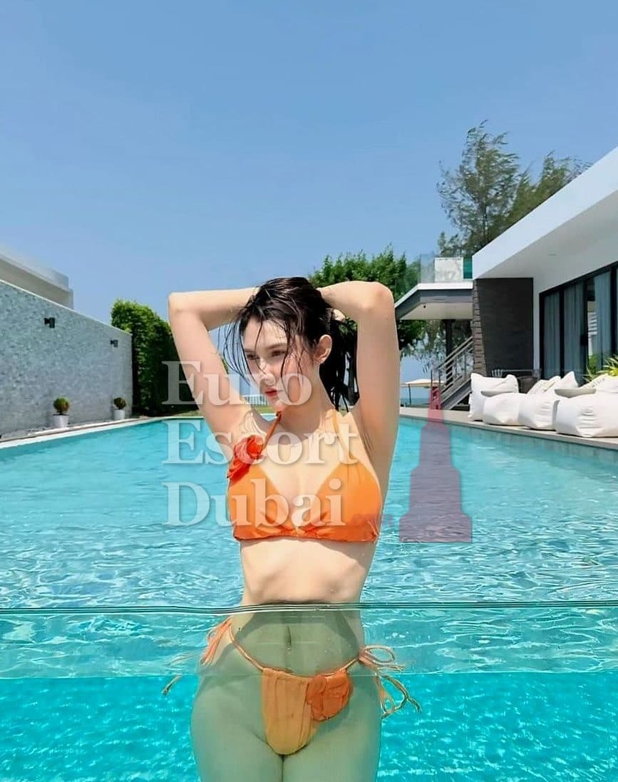 Jieun, 22, escort in Dubai — 173 cm, brown hair (photo 2 of 4)