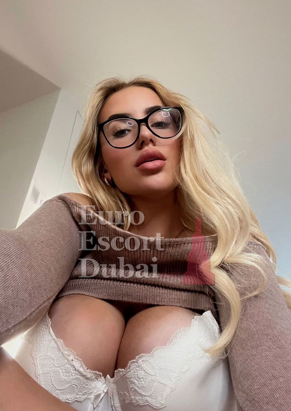 Zoi, 25, escort in Dubai — brown hair, 169 cm (photo 5 of 7)