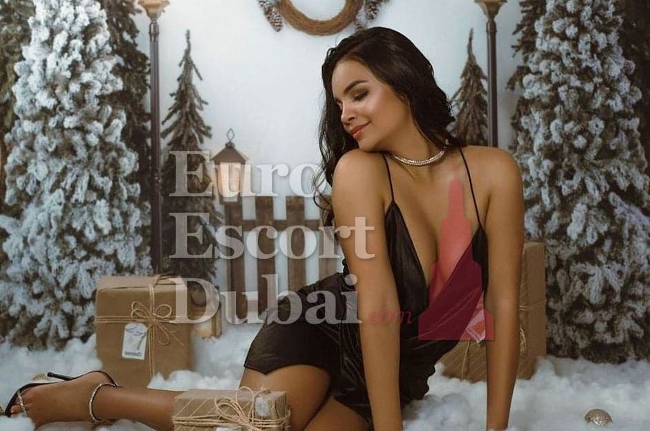 Luciana, 39, escort in Dubai — 166 cm, black hair (photo 4 of 10)