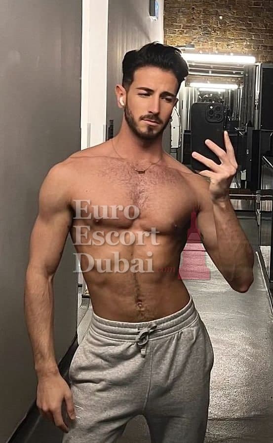 Carter, 26, escort in Dubai — black hair, 173 cm (photo 9 of 11)