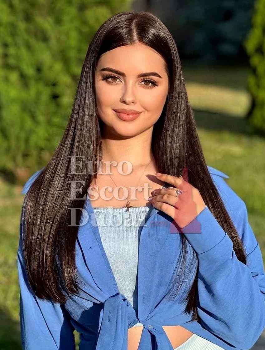 Louise, 20, escort in Al Ain — brown hair, French (photo 1 of 6)