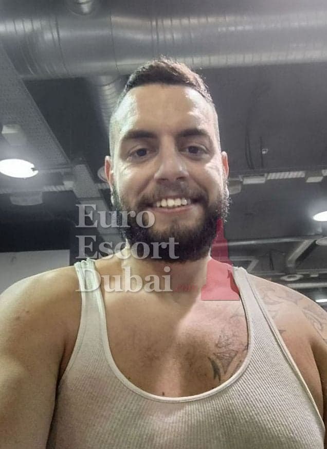 Erik, 29, escort in Dubai — 178 cm, black hair (photo 2 of 4)