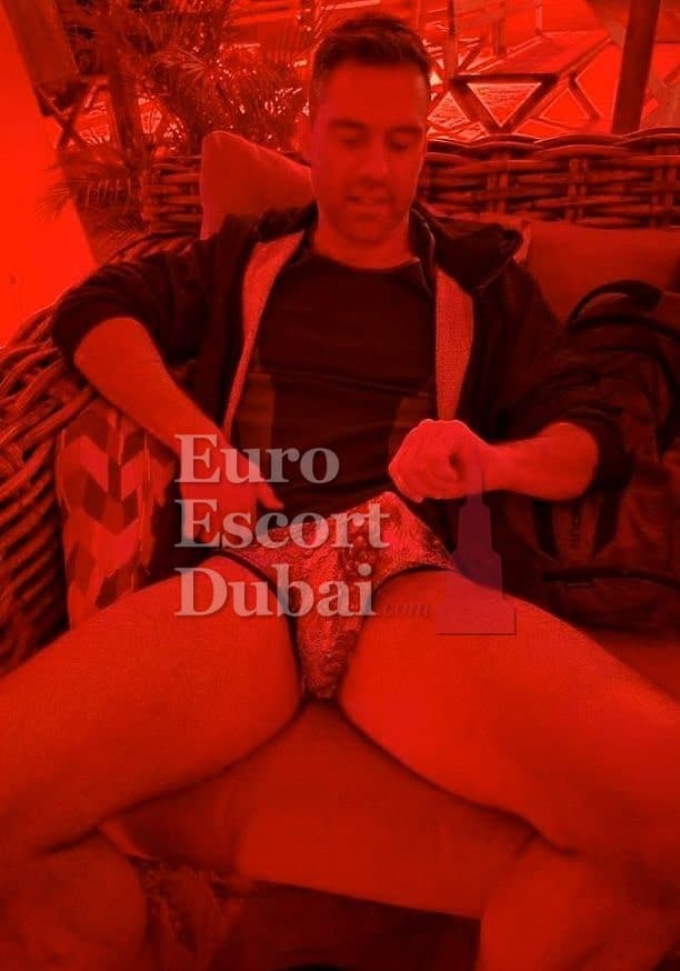 Kevin, 40, escort in Dubai — 193 cm, brown hair (photo 8 of 12)