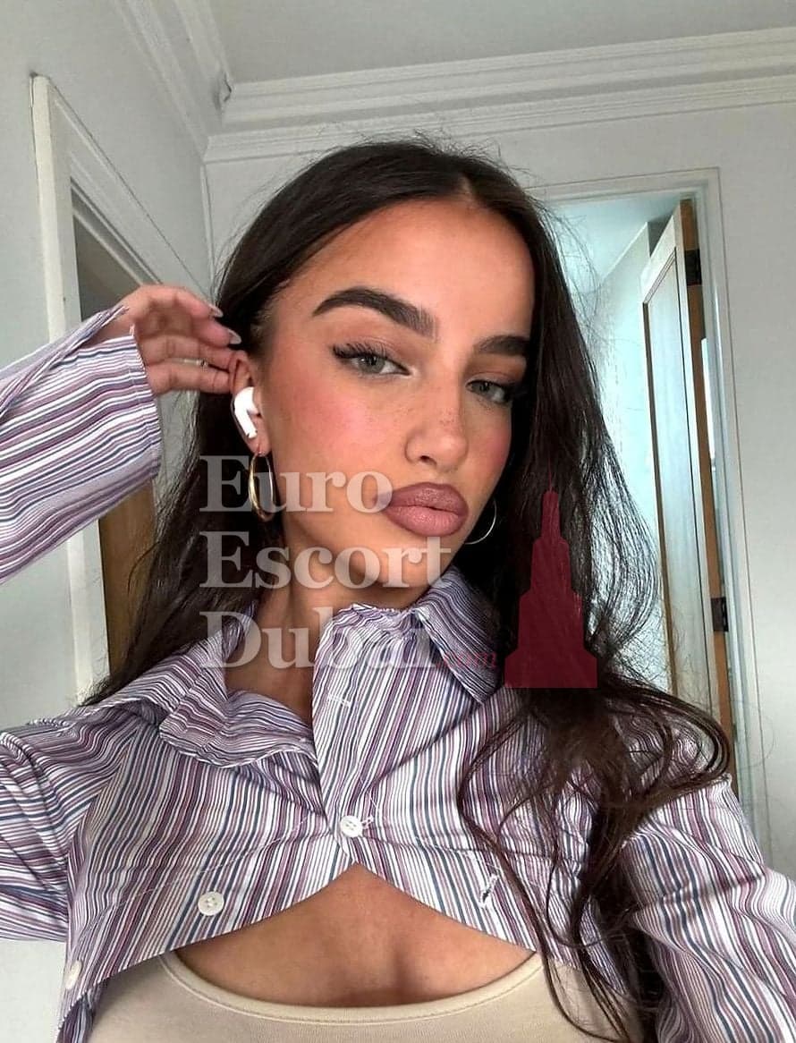 Molly, 21, escort in Dubai — French, 170 cm (photo 5 of 5)
