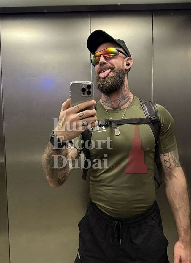 Victor, 36, escort in Abu Dhabi — brown hair, 185 cm (photo 7 of 13)