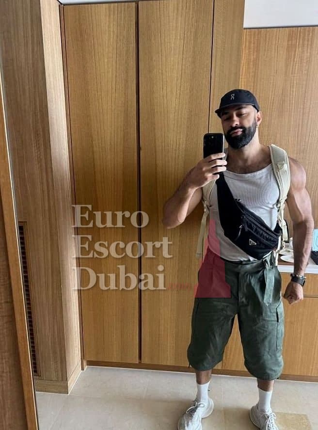 Sam, 35, escort in Dubai — black hair, 180 cm (photo 9 of 10)
