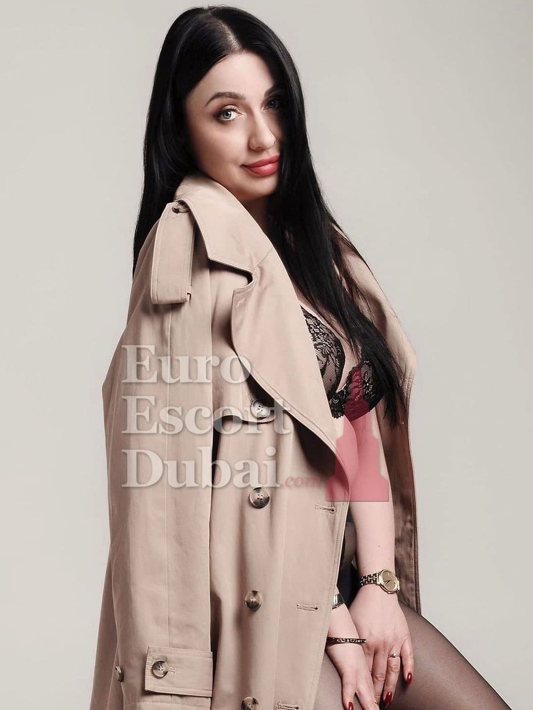 Daria, 26, escort in Dubai — 171 cm, black hair (photo 4 of 5)
