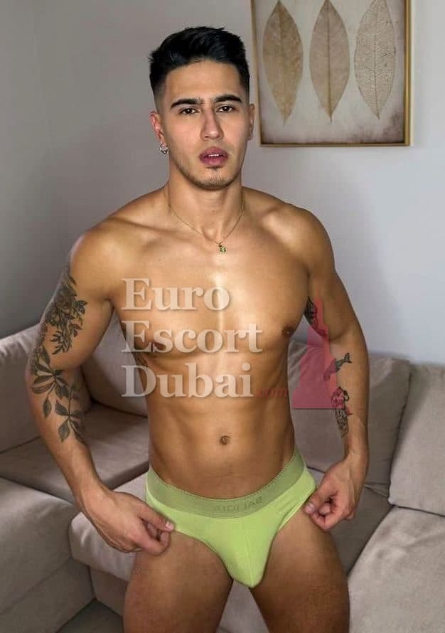 Maksim, 25, escort in Dubai — 178 cm, black hair (photo 2 of 8)