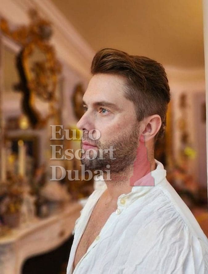 Kevin, 40, escort in Dubai — brown hair, 193 cm (photo 7 of 12)