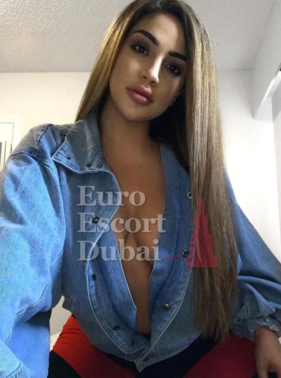 Stephanie, 28, escort in Dubai — black hair, 165 cm (photo 3 of 4)