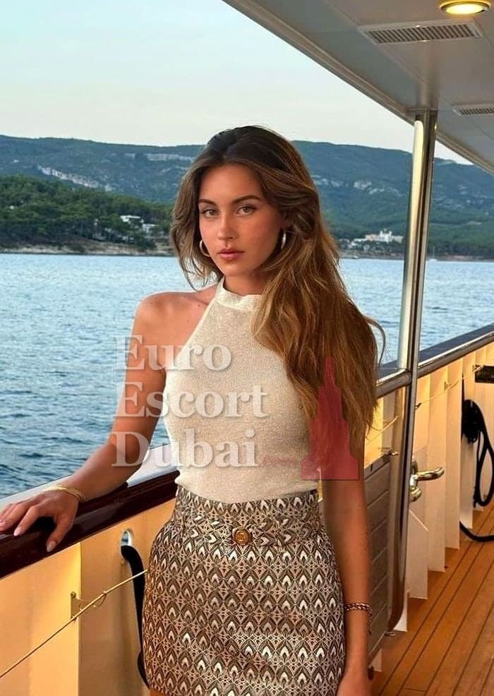 Tessa, 20, escort in Dubai — brown hair, French (photo 4 of 6)