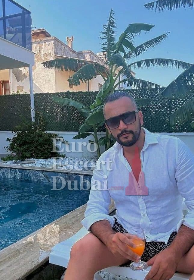 Elias, 30, escort in Abu Dhabi — black hair, 175 cm (photo 1 of 4)