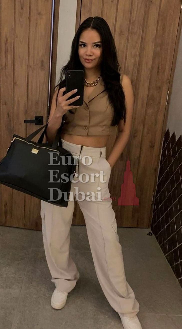 Luciana, 39, escort in Dubai — black hair, 166 cm (photo 3 of 10)